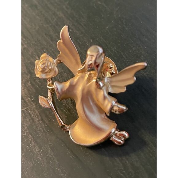 Vintage Gigi Giusti Brushed Goldtone Angel With Rose Lapel Hat Vest Sweater Pin - Picture 2 of 5